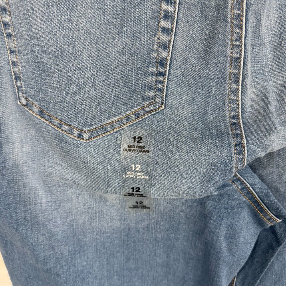 Style & Co Curvy Capri Mid-Rise Jeans - Picture 4 of 5